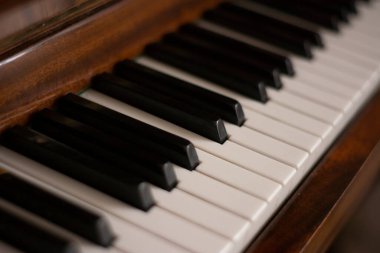 Piyano, piyano tuşları. Piyano yakın plan. Bulanık arkaplan