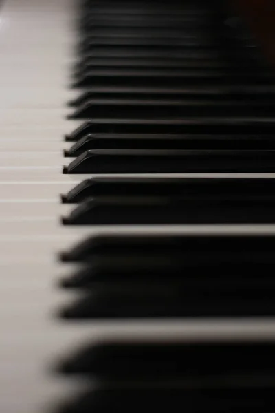 钢琴，钢琴钥匙。钢琴特写。模糊的背景 — 图库照片