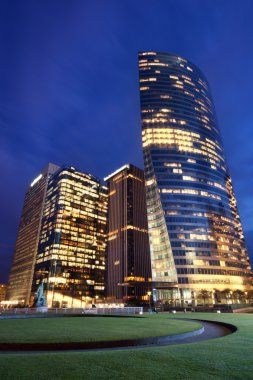 Alacakaranlıkta ofis binaları