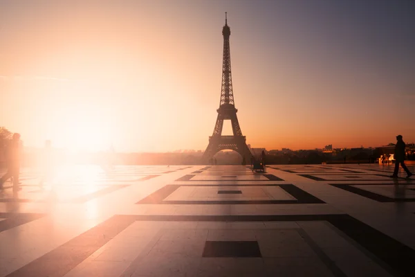 Eiffelova věž při západu slunce — Stock fotografie