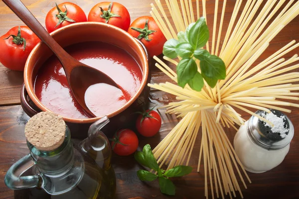 Salsa di pomodoro e spaghetti — Foto Stock