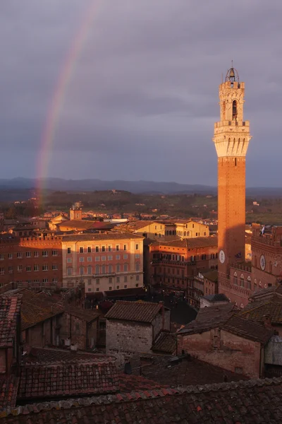 Siena gün batımında, İtalya — Stok fotoğraf