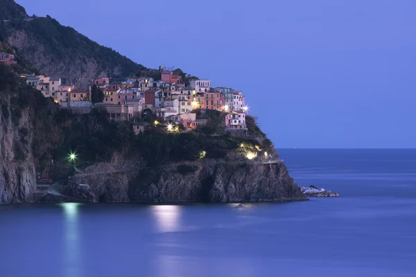 Alacakaranlıkta (Cinque Terre Manarola Köyü) — Stok fotoğraf