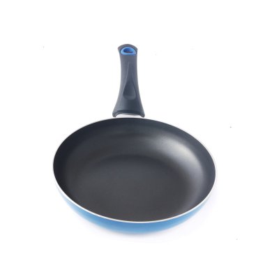 Kızartma tavası beyazda izole