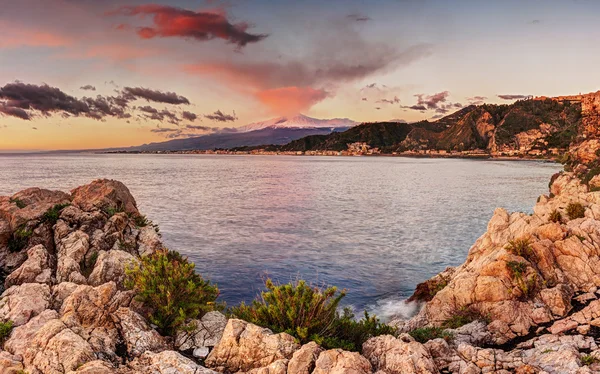 Mt. Etna vanaf Taormina, Sicilië — Stockfoto