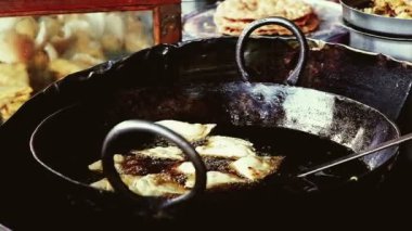 Streetfood: sıcak yağda kızartılmış Samosas