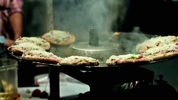 Уличная еда Мумбаи: мини-пицца как ночью в старом городе Бомбея . — стоковое видео