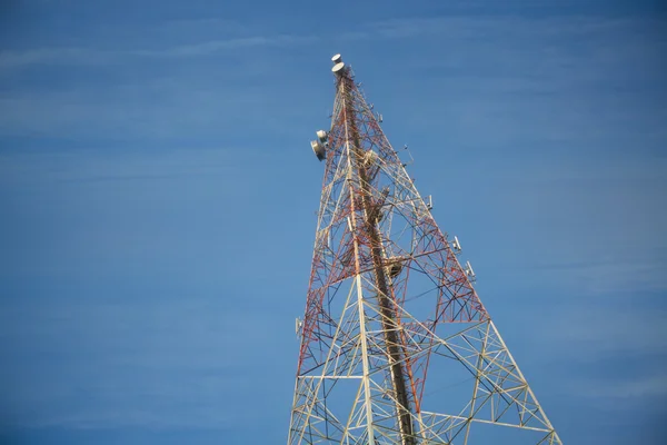 Κινητό τηλέφωνο επικοινωνίας πύργο κεραιών με το γαλάζιο του ουρανού και το σύννεφο — Φωτογραφία Αρχείου
