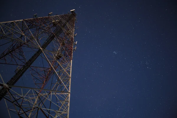 Antena de recepción con cielo nocturno y estrellas Fotos De Stock