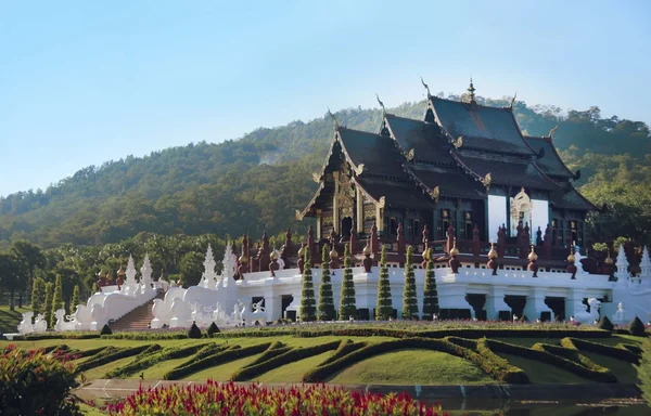 Buddhista templom-a "Royal Flora Ratchaphruek park"-ban Chiang Mai, Thaiföld. — Stock Fotó