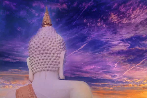 Vissza a buddha szobor háttérben napnyugtakor ég — Stock Fotó