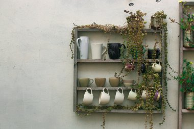 Duvara dikey çiçek bahçe dekore edilmiş