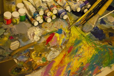 İşyeri ressam, el, bir fırça ile guaj, tuval için kavanozlar 