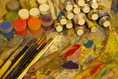 İşyeri ressam, el, bir fırça ile guaj, tuval için kavanozlar 