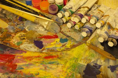 İşyeri ressam, el, bir fırça ile guaj, tuval için kavanozlar 