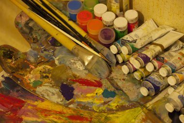 İşyeri ressam, el, bir fırça ile guaj, tuval için kavanozlar 