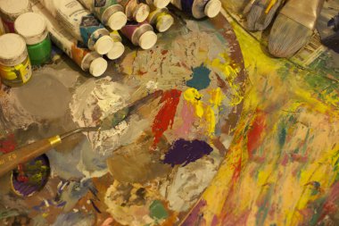 İşyeri ressam, el, bir fırça ile guaj, tuval için kavanozlar 