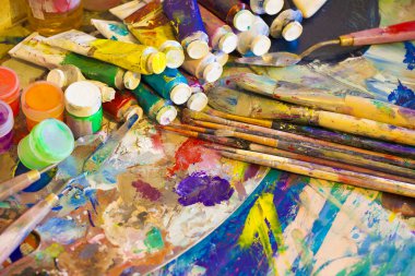 İşyeri ressam, el, bir fırça ile guaj, tuval için kavanozlar 