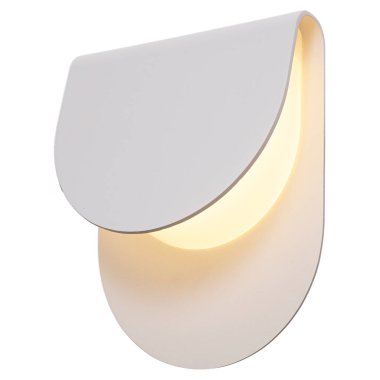 İzole edilmiş beyaz arkaplanda klasik tarzda bir duvar lambası.