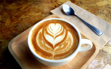 Kahve boyalı kalp ağaç üzerinde köpük ile