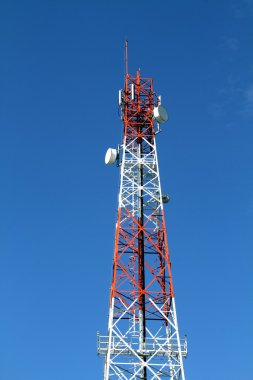 Açık mavi gökyüzü bir telekomünikasyon kule