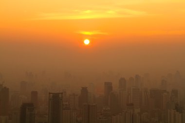 Puslu gündoğumu sabah büyük şehrin havadan görünümü