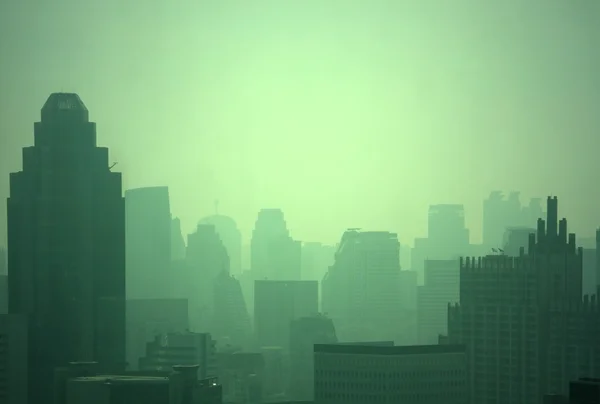 Gran ciudad en la mañana brumosa — Foto de Stock