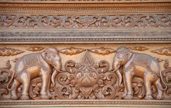 Elefante tallado en la madera en templo tailandés, Chiang Mai, Tailandia —  Fotos de Stock