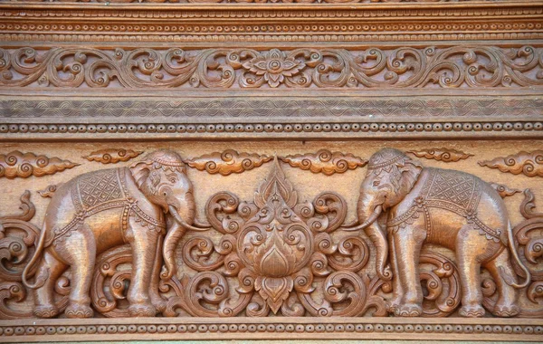 Fil Tay Tapınak, Ahşap oyma Chiang Mai, Tayland