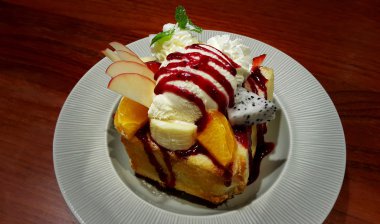 Bal tost dondurma ve meyve ahşap tablo