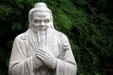 Arka plan Konfüçyüs Çin heykeli ile bambu yaprakları