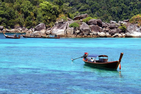 Παραδοσιακά Ταϊλάνδης longtail βάρκες στο Koh Lipe, στη θάλασσα Ανταμάν, Ταϊλάνδη — Φωτογραφία Αρχείου