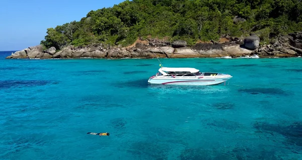 Gezgin zevk Lipe Island, Tayland temiz su ile dalış