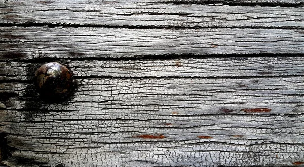 Altes Holz mit rostigem Nagel — Stockfoto