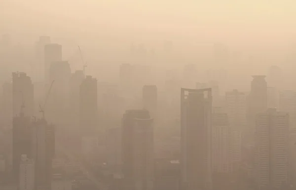 大都市における大気汚染霧の深い朝、バンコク、タイ — ストック写真