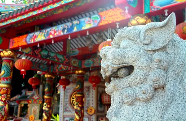 Leão guardião chinês branco com fundo do templo chinês Fotos De Bancos De Imagens