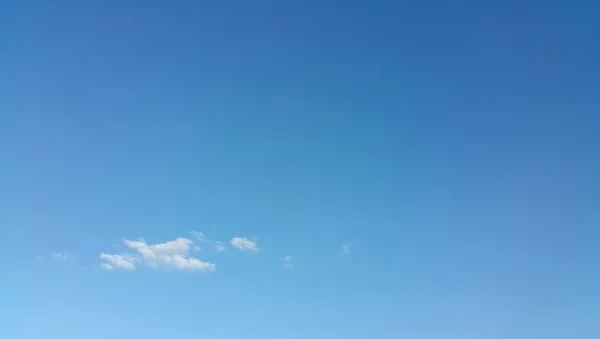 Καθαρό γαλάζιο ουρανό με λευκά σύννεφα — Φωτογραφία Αρχείου