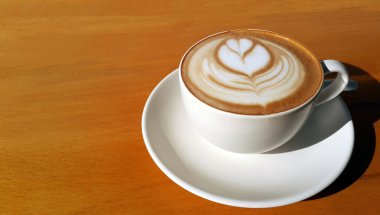 Kahve boyalı kalp üzerinde köpük ile