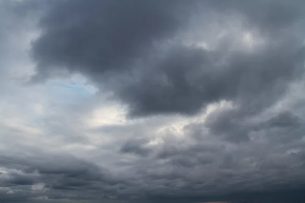 Sötét felhős ég, esős évszak — Stock Fotó