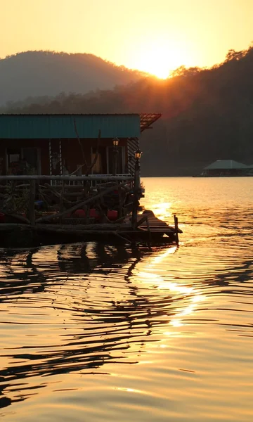 Mae Ngad baraj ve rezervuar, Chiang Mai Tayland altın gün batımı sırasında ahşap yüzen ev silüeti — Stok fotoğraf