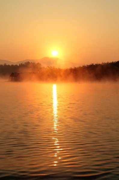 Misty tropical sunset on lake with wooden house in Mae Ngad Dam and Reservoir, Chiang Mai, Thailand — Stock Photo, Image