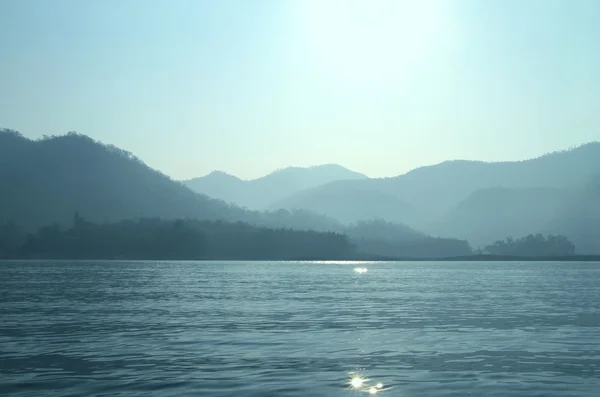 Misty morning at mountain lake in Mae Ngad Dam and Reservoir. — Stock Photo, Image