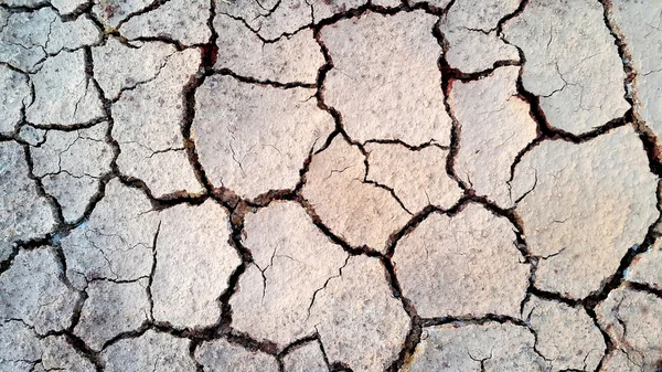 Suchá a popraskaná půda — Stock fotografie