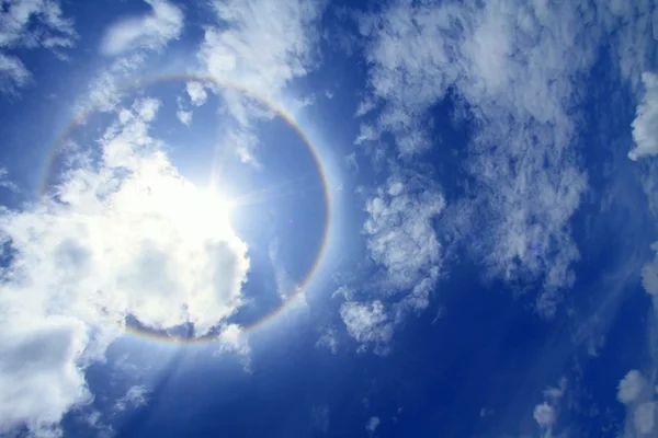 雲と青空に太陽コロナ — ストック写真