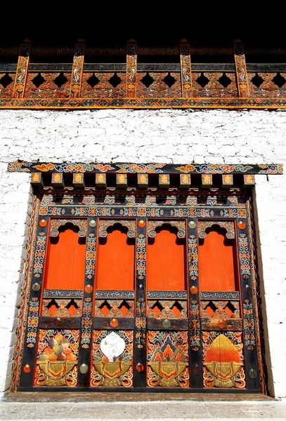 ブータンの木製のドアのローカルのユニークなアーキテクチャの詳細. — ストック写真