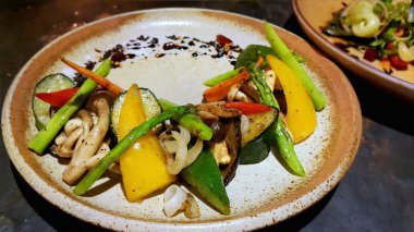 Kırmızı, sarı ve yeşil biber, mantar, kuşkonmaz ve soğan karışık ızgara sebze dahil