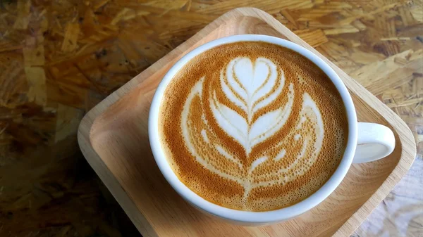Copa de café con flor de corazón pintado en espuma —  Fotos de Stock