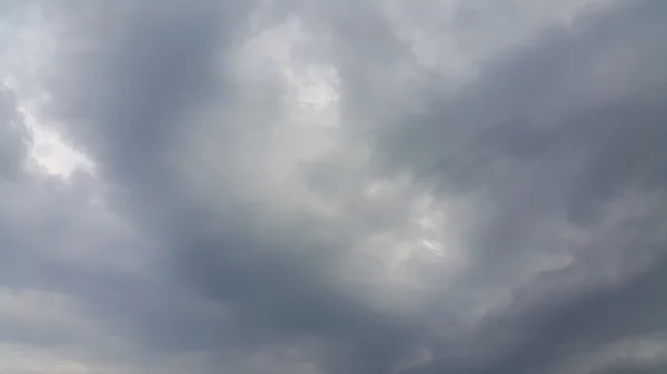 Donkere bewolkte hemel in het regenseizoen — Stockfoto