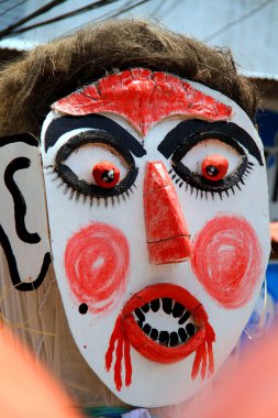 Loei eyaleti, Tayland- Haziran 28,2014: Tanımlanamayan adam Dan Sai ilçesinde Phi Ta Khon veya Ghost Festivali'nde hayalet kostüm giymek, Loei eyaleti, Tayland.