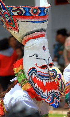 Loei eyaleti, Tayland- Haziran 28,2014: Tanımlanamayan adam Dan Sai ilçesinde Phi Ta Khon veya Ghost Festivali'nde hayalet kostüm giymek, Loei eyaleti, Tayland.
